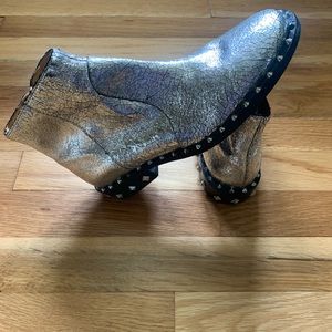 SHULTZ Silver distressed leather booties